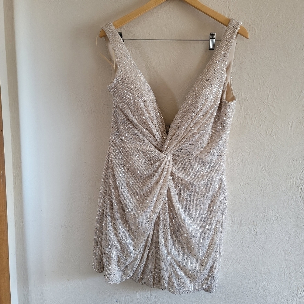 IEENA By Mac Duggal, Front Twist Plunging Sequin Mini Dress, Silver, Size 12 - Picture 5 of 11